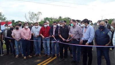 El presidente realiza varias inauguraciones en Ayolas. En la mañana de hoy no se privó de jactarse de las obras construidas bajo su gobierno y del éxito de sus programas.