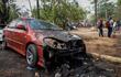 Vista hoy de un automóvil incinerado durante disturbios frente al Congreso Nacional.