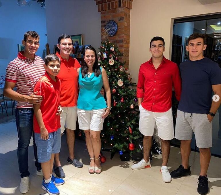 Un arbolito con brillo dorado para el remero Javier Insfrán (i), campeón panamericano júnior.