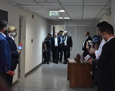 Carlos Granada, fue esposado cuando se presentó en el Palacio de Justicia esta mañana.