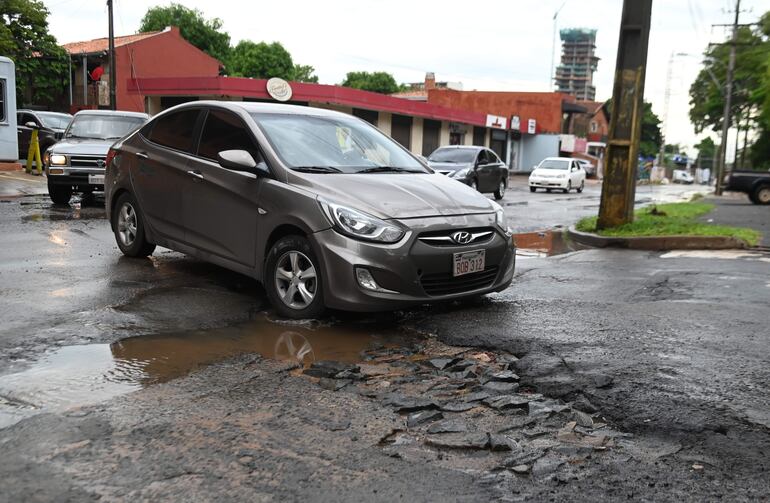 Sobre Lillo y Bernardino Caballero se pueden ver baches, cortes de la Essap y ondulaciones en el asfalto.