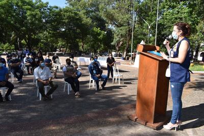 La directora técnica del Senepa, Liliana Ayala, explica la importancia de erradicar criaderos de mosquitos.