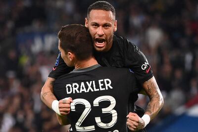 El alemán Julián Draxler celebra su con gol con el brasileño Neymar.