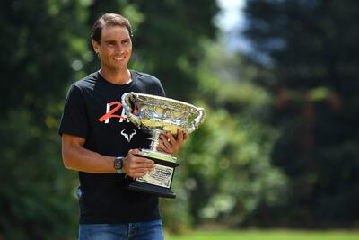Rafael Nadal, con el trofeo del Abierto de Australia 2022, el Grand Slam número 21 de su carrera.
