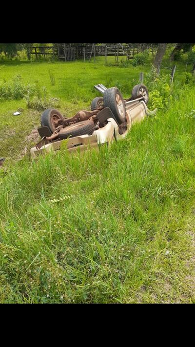 Camioneta oficial de la Municipalidad de General Artigas volcó cuando trasladaba a una paciente.