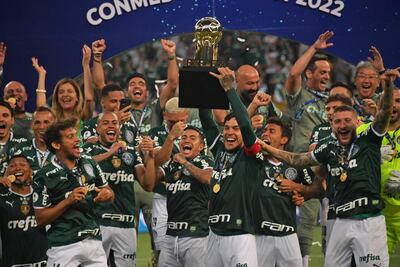 Gustavo Gómez (c) levanta la Recopa Sudamericana que conquistó el Palmeiras al superar al Athletico Paranaense.