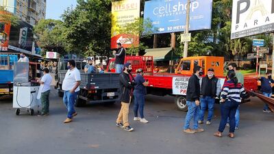 Camioneros se manifiestan sobre la ruta PY02.