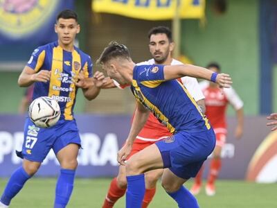 Paul Charpentier, delantero de Sportivo Luqueño, lucha por el balón en el duelo contra General Caballero de Juan León Mallorquín por la segunda fecha del torneo Apertura 2023 del fútbol paraguayo en el estadio Feliciano Cáceres de la ciudad de Luque.