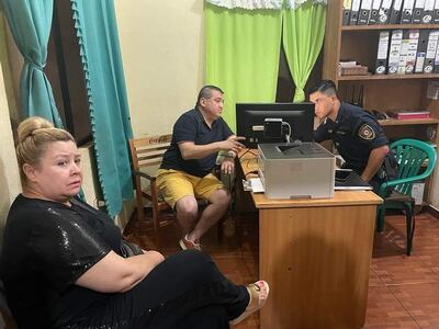 Intendente Luis Yd, realizando la denuncia ante la Policía.