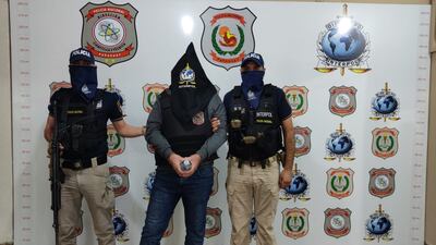 El alemán Ricahrt Joseph Scherthan, detenido. Lo exhibe la Policía Nacional tras su detención en Asunción. (Gentileza).