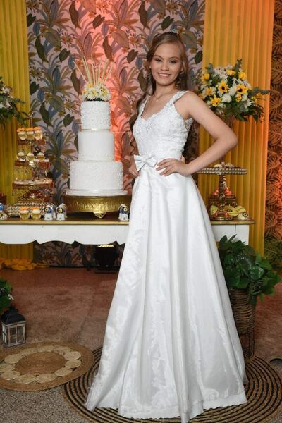Belén María de los Milagros Riego Monzón lució un vestido de líneas románticas en su fiesta de quince años.