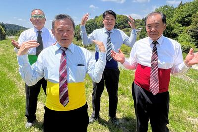 Un grupo de cuatro hombres de 50 y 60 años bailando torpemente vestidos con una mezcla de camisa, corbata y camisetas de colores se convirtieron en la sensación de TikTok en Japón.
