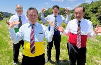 Un grupo de cuatro hombres de 50 y 60 años bailando torpemente vestidos con una mezcla de camisa, corbata y camisetas de colores se convirtieron en la sensación de TikTok en Japón.