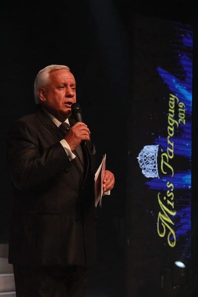 Guillermo Rolón en la presentación de un evento de Miss Paraguay.