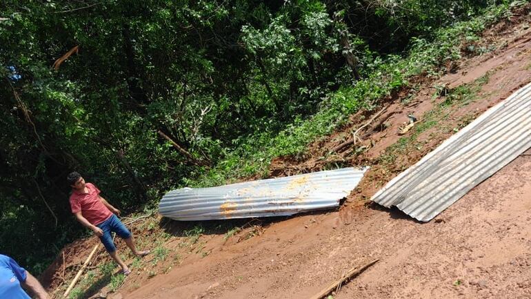 Las chapas de zinc que servían de techo a algunas casas quedaron a varios metros.