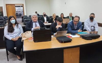 Justo Ferreira (d), propietario de Imedic, y su hija Patricia Ferreira Pascottini (i) junto a sus abogados en la sala de juicios orales.
