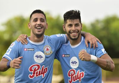 Jorge Colmán y Richard Salinas, asistente y goleador, sonríen tras marcar el segundo tante de Resistencia.