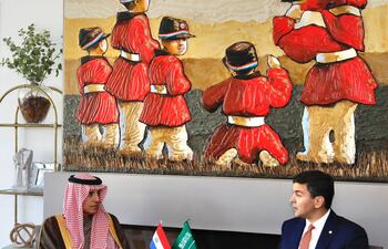 El canciller de Arabia Saudita, Adel Aljubeir, (izq.) visitó al presidente electo Santiago Peña, en su residencia en Asunción.