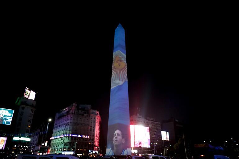 Vista hoy del Obelisco durante un banderazo de los aficionados previo a la final del Mundial de Qatar 2022 entre Argentina y Francia, en Buenos Aires (Argentina).