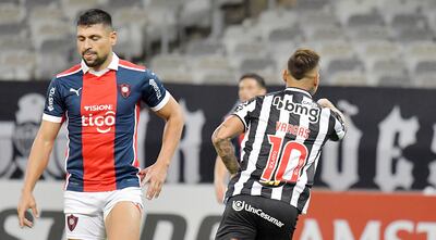 El chileno Eduardo Vargas ingresó cuando quedaban cinco minutos al partido y anotó el cuarto gol del Mineiro y lo sufre el defensor Juan Patiño.