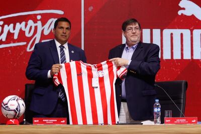 El presidente de la APF, Robert Harrison y Luis Kemper director de Kemsa, sostienen la camiseta albirroja.