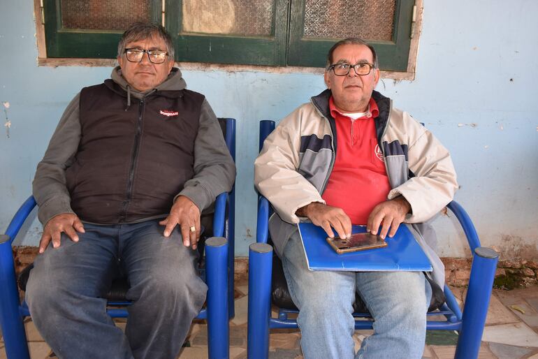 Los usuarios de la junta de Saneamiento Nueva Esperanza de la ciudad de Guarambaré, Balvino Venialgo y Miguel Angel Aquino.