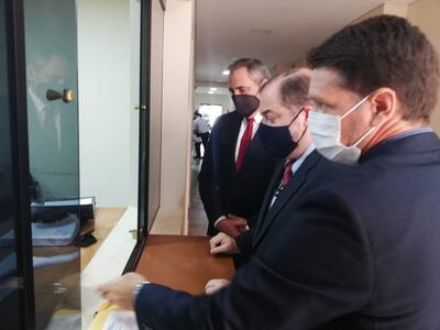 Edmundo Rolón junto con sus representantes legales, presentando su medida cautelar de urgencia, que debe tener respuesta hoy mismo, dijo.