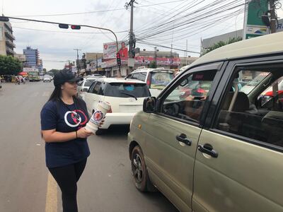 Una voluntaria en la colecta de los bomberos en Ciudad del Este.