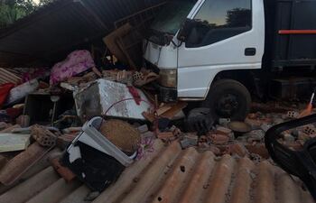 La vivienda se vino abajo tras el fuerte impacto del camión.