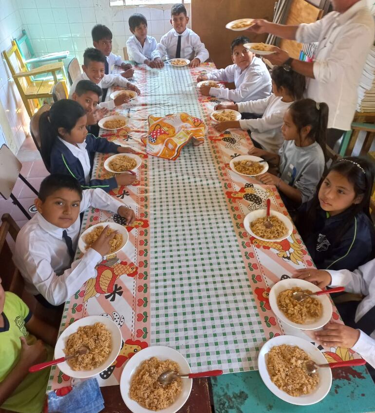 Los niños reciben el almuerzo escolar bajo la dirección de la municipalidad de Atyrá, en conjunto con un arduo trabajo que realizan con los padres y docentes de las comunidades de esta localidad.