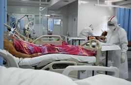 Pacientes en la Unidad de Terapia Intensiva (UTI) del Hospital Nacional de Itauguá.
