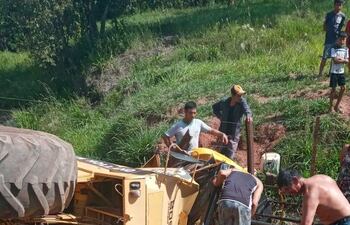 El vuelco de la maquinaria agrícola se produjo ayer en un camino vecinal de la colonia Chino Cué de Itakyry.