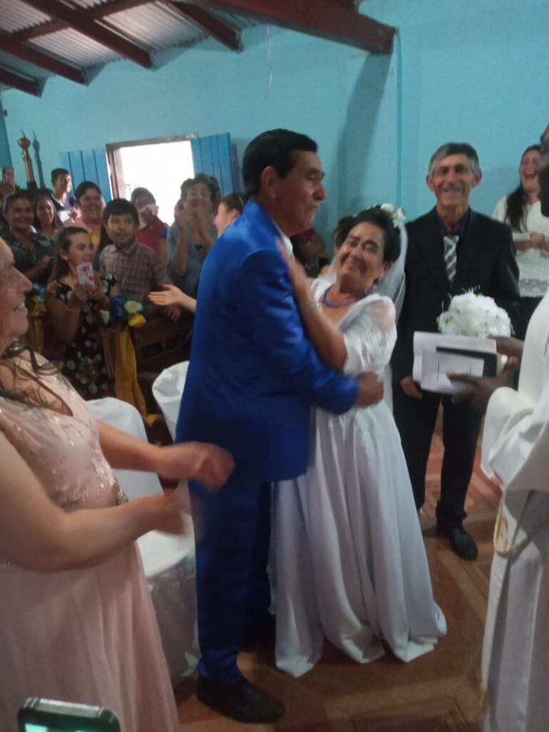 Leoncio Villalba y Nicasia Ortellado contrajeron matrimonio tras 50 años de noviazgo.