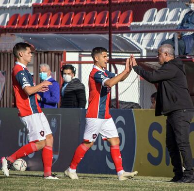 Después de anotar el primer gol, Julio Báez lo celebra con Chiqui Arce y se acerca a compartir Bobadilla.