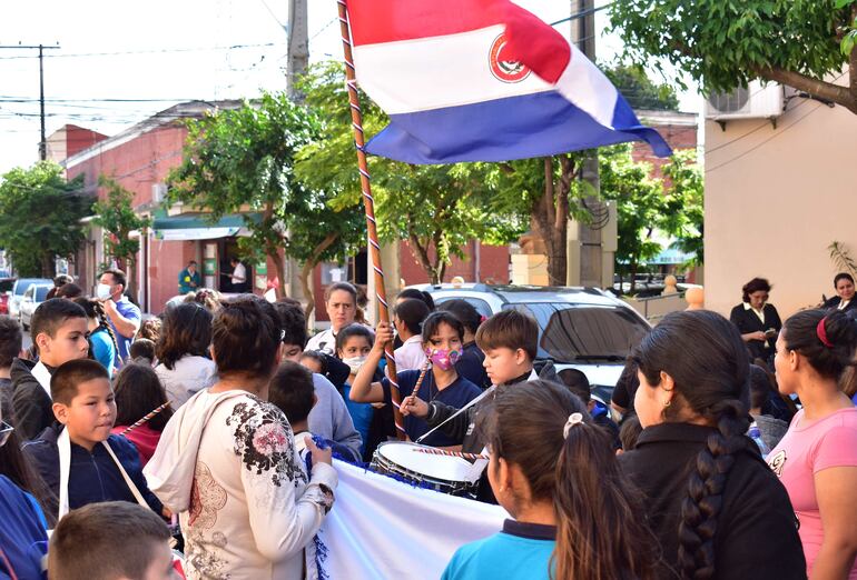 Varias instituciones educativas de Villarrica se adhirieron a la movilización.