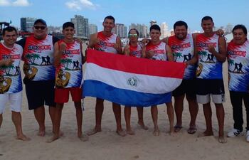 Integrantes de la delegación nacional en la playa “La Rinconada” de Piriápolis (Uruguay), donde hoy estarán en competencia..