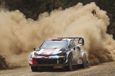 Elfyn Evans de Gran Bretaña conduce su Toyota GR Yaris Rally 1 durante el SS5 del Rally Portugal 2022 como parte del Campeonato Mundial de Rally (WRC) en Lousa, Portugal, este viernes.