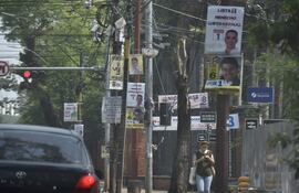Propaganda política irregular sobre la avenida Mariscal López.