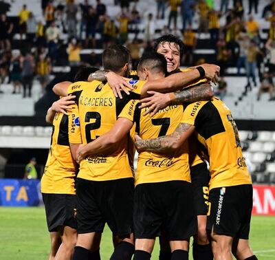Festejo de los jugadores de Guaraní, tras el primer gol de Federico Santander.