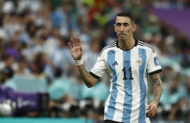Angel Di Maria de Argentina celebra el gol marcado por Lionel Messi, en un partido de la fase de grupos del Mundial de Fútbol Qatar 2022 entre Argentina y México en el estadio de Lusail.