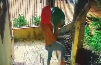 El circuito cerrado de la vivienda captó íntegramente el hecho de hurto.