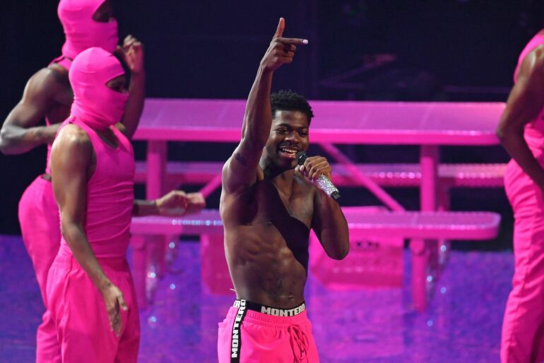 El rapero norteamericano Lil Nas X durante su presentación en el escenario del Barclays Center, donde se celebraron los MTV Video Music Awards 2021.