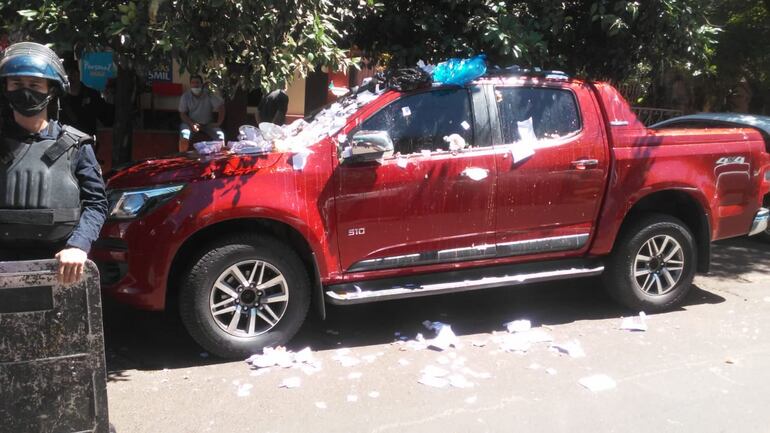 Los manifestantes atacaron la camioneta del asesor jurídico municipal.