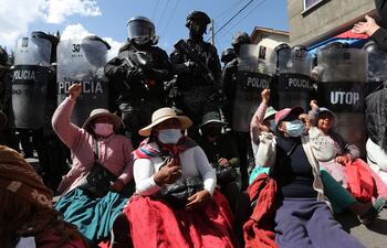Conflicto cocalero en Bolivia recrudece sin diálogo y con gases y dinamitazos