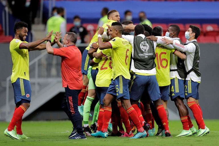 Jugadores y cuerpo técnico de Colombia celebran tras vencer en la tanda de penales a Uruguay, durante un partido por los cuartos de final de la Copa América en el estadio Mané Garrincha de Brasilia (Brasil).
