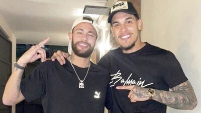 Gustavo Gómez, con el crack Neymar