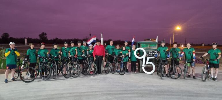 Un total de 15 ciclistas partieron de Loma Plata con rumbo a Carmelo Peralta, a orillas del río Paraguay, en pleno Pantanal.