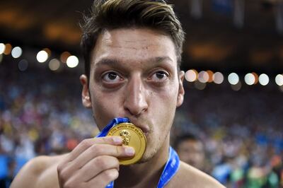 Mesut Ozil besa su medalla tras conquistar con Alemania la Copa Mundial en Brasil 2014.