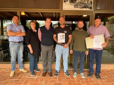 Varios frentistas están en desacuerdo con abonar el costo del empedrado en las calles internas de Loma Plata y muchos manifestaron que fueron emplazados a pagar altas sumas a 30 días de plazo.