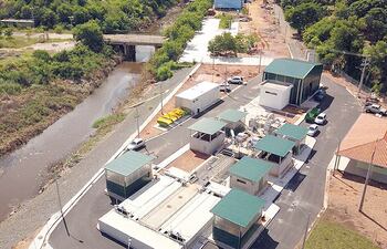 Vista de la planta de Varadero y en el fondo se pueden ver las nuevas oficinas de Gobierno que también se construyen en el Puerto. Todavía falta completar las obras de alcantarillado sanitario.